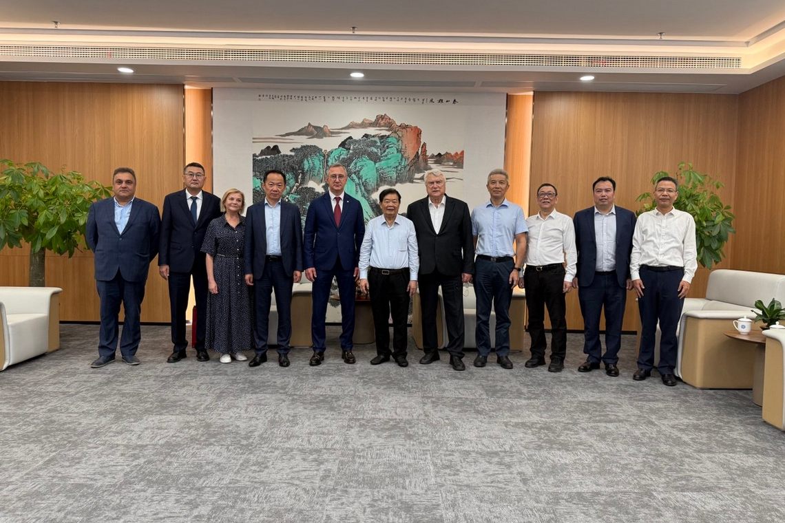 Открытие памятника Гагарину в Китае