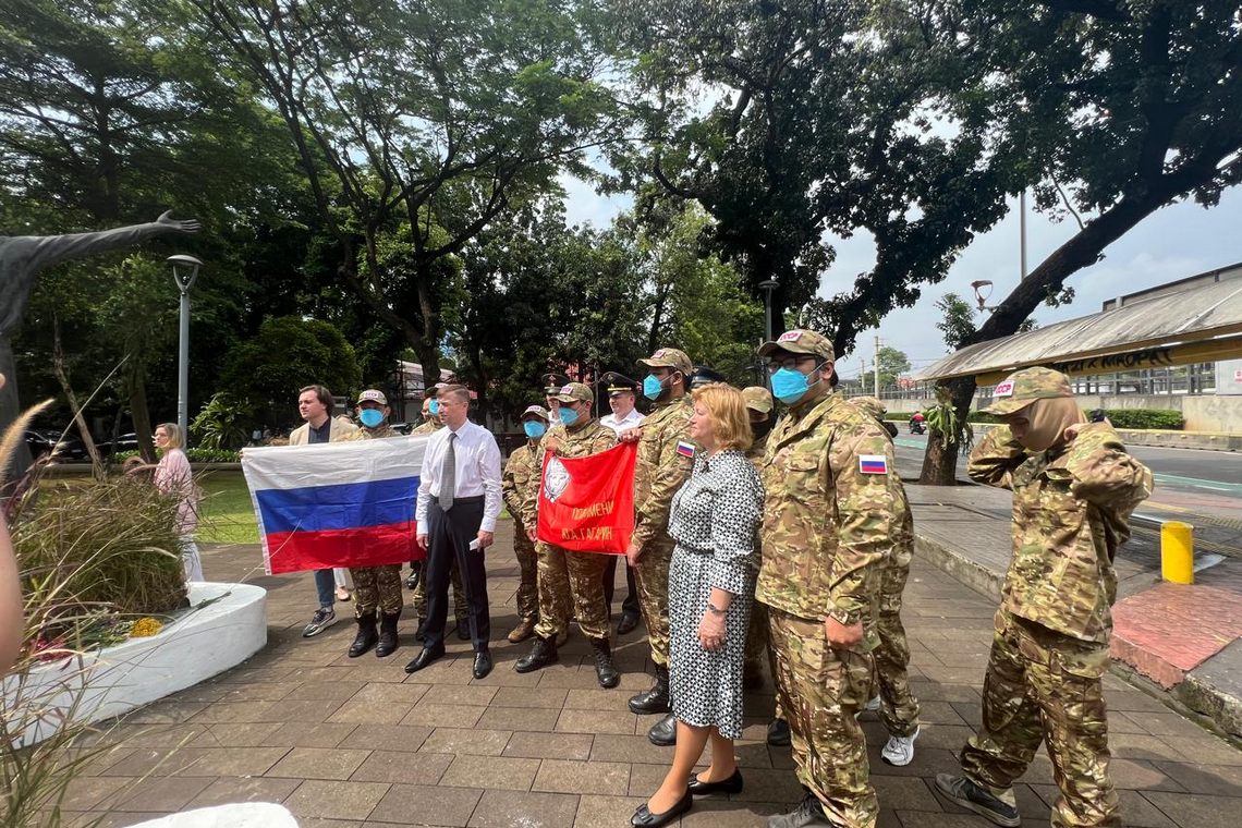 Открытие панно «Циолковский, Королёв, Гагарин» в Джакарте Открытие панно «Циолковский, Королёв, Гагарин» в Джакарте