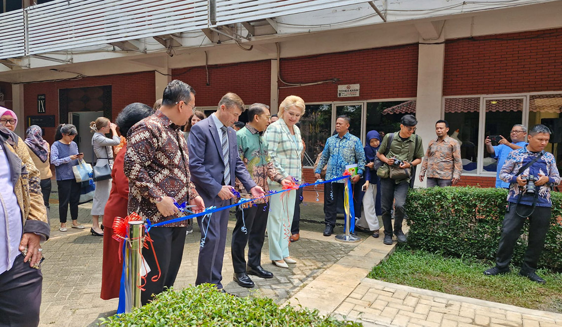 Открытие бронзового бюста Л. Н. Толстого в Индонезии