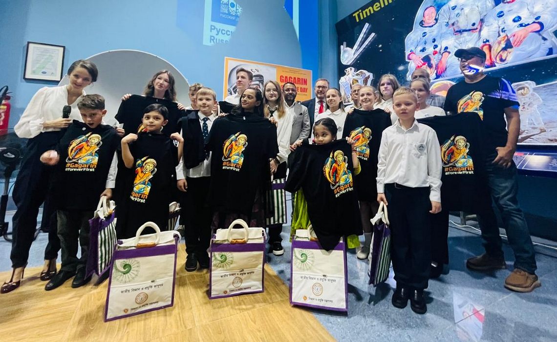 Открытие бюста Ю. А. Гагарина в Дакке, Бангладеш Открытие бюста Ю. А. Гагарина в Дакке, Бангладеш