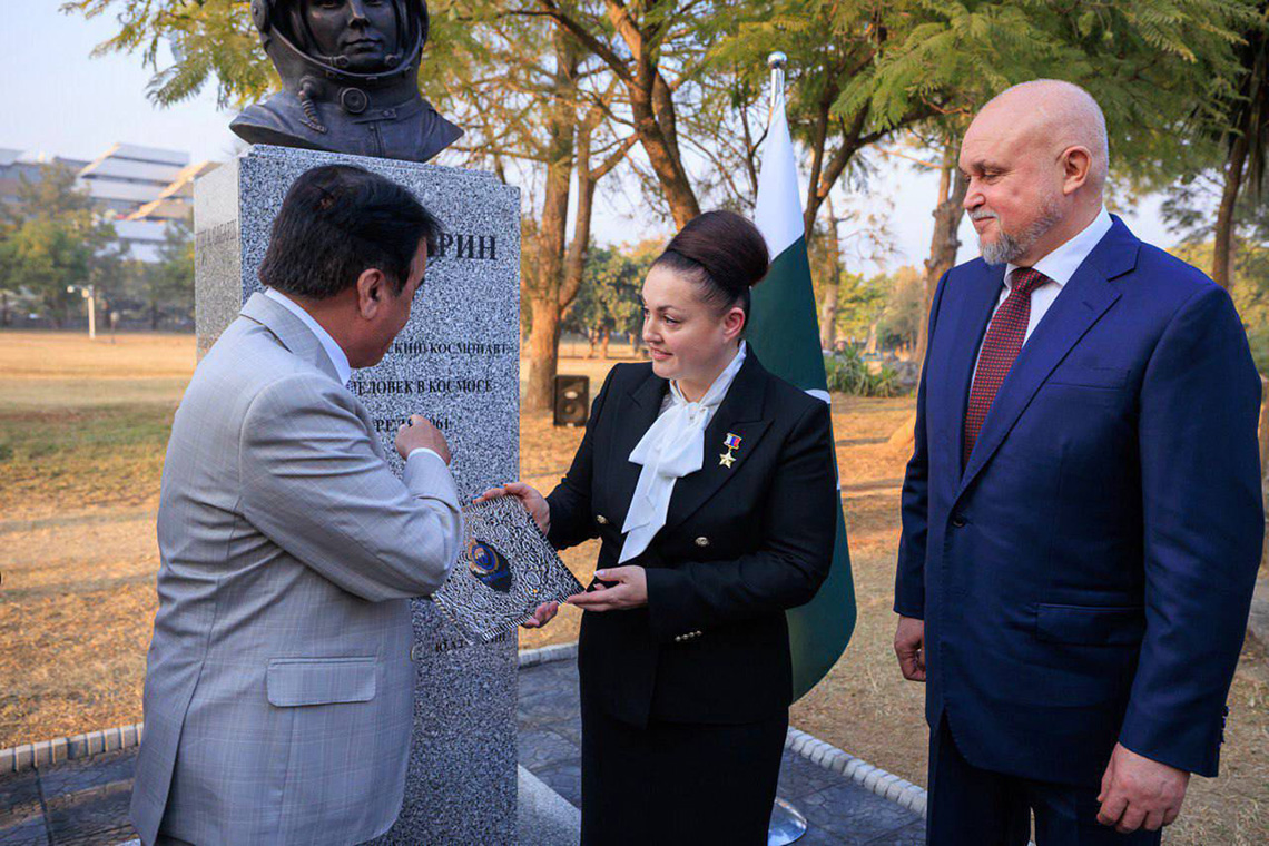 Открытие бюста Гагарина в Пакистане