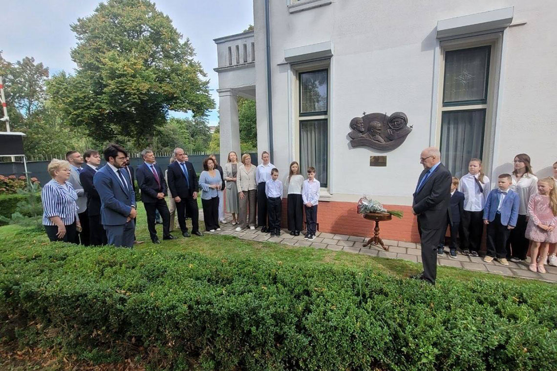 Торжественное открытие панно «Циолковский, Королёв, Гагарин» в Гааге, Нидерланды