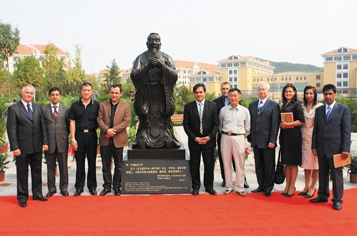 Памятник Конфуцию в Китае