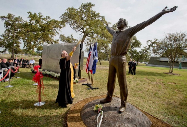 Monument to Yuriy Gagarin and a panel to J. Glenn in Houston, Texas