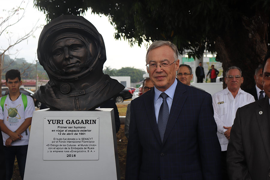 Бюст Юрия Гагарина в Панаме