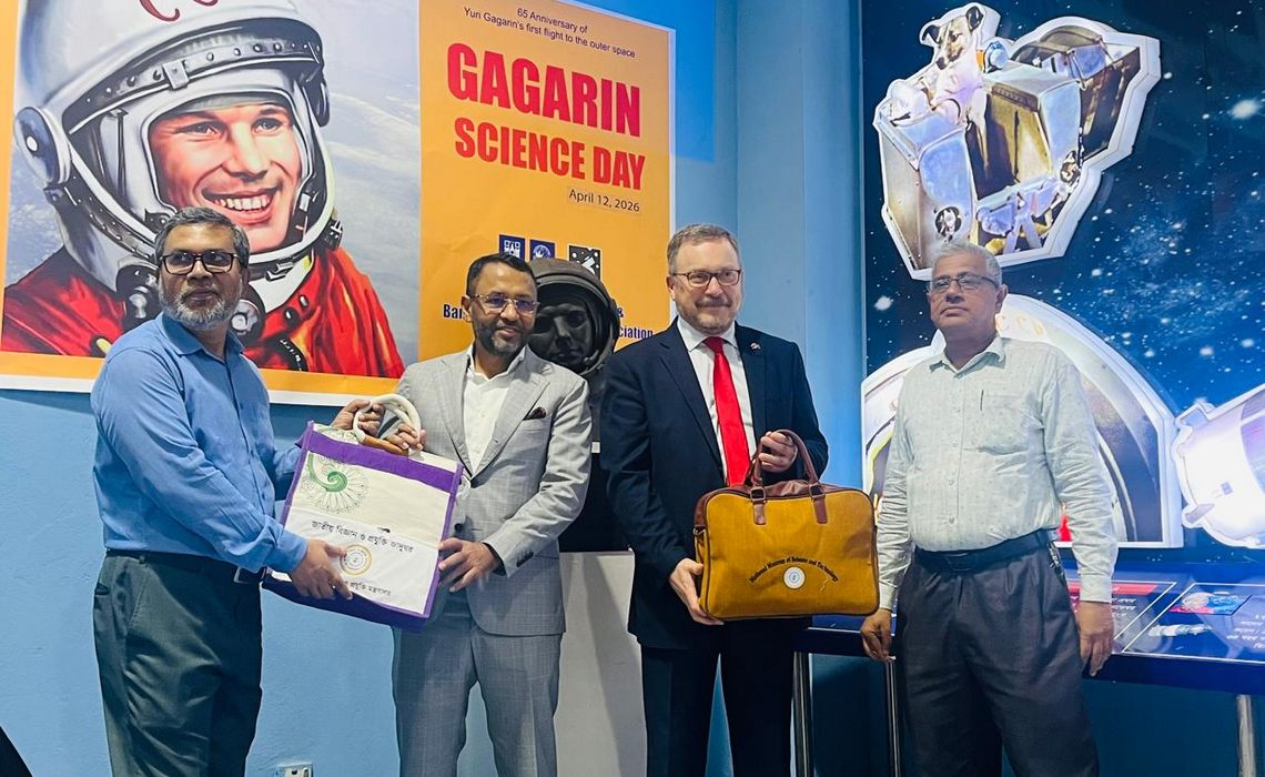 Открытие бюста Ю. А. Гагарина в Дакке, Бангладеш Открытие бюста Ю. А. Гагарина в Дакке, Бангладеш