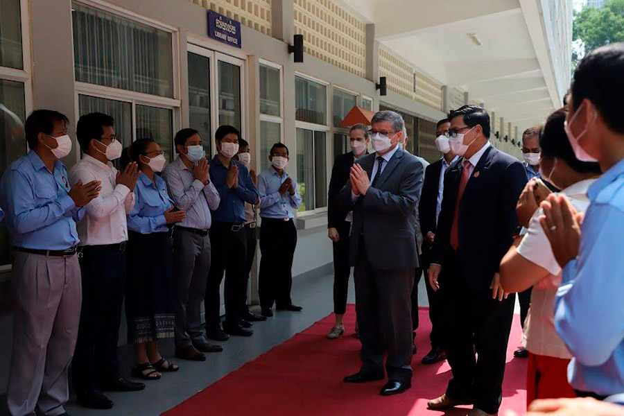 В День космонавтики бронзовый бюст Юрия Гагарина был торжественно открыт в столице Камбоджи
