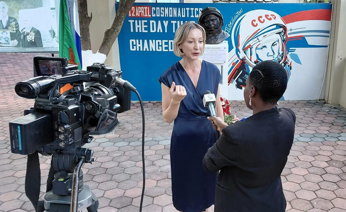 Открытие бронзового бюста Гагарина в Замбии