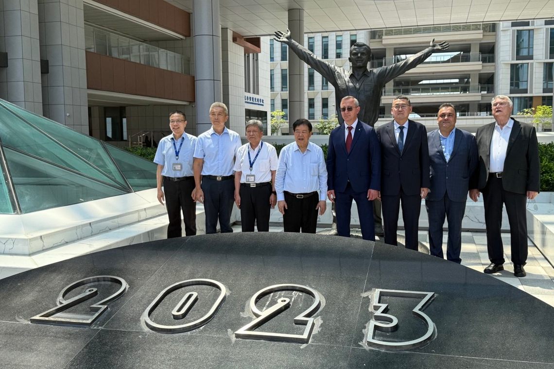 Открытие памятника Гагарину в Китае