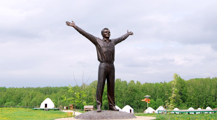 Памятник Юрию Гагарину был открыт в Этномире 16 апреля 2011 года