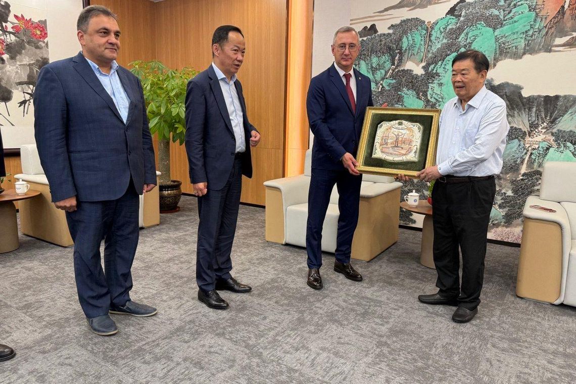 Открытие памятника Гагарину в Китае