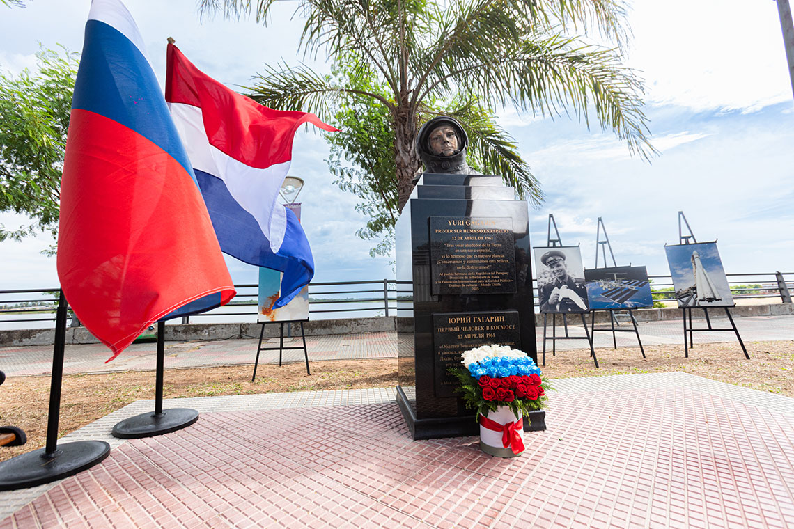 Установка бронзового бюста Гагарина в Парагвае